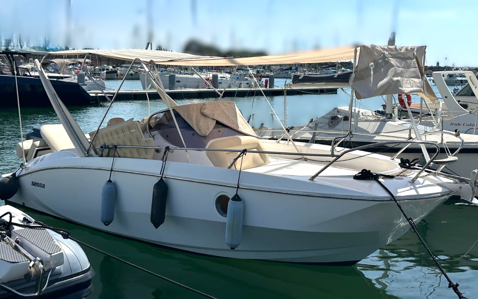 SESSA KEY LARGO 25 WA (2010) + 250 HP YAMAHA (2011)<br><a href=dettaglio.aspx?Id=403 >VAI ALLA SCHEDA</a>